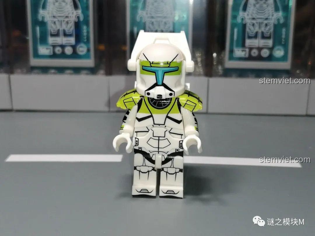 Mặt trước của Lính Commando Xanh lá, với các chi tiết màu xanh lá cây nổi bật trên nền giáp trắng.