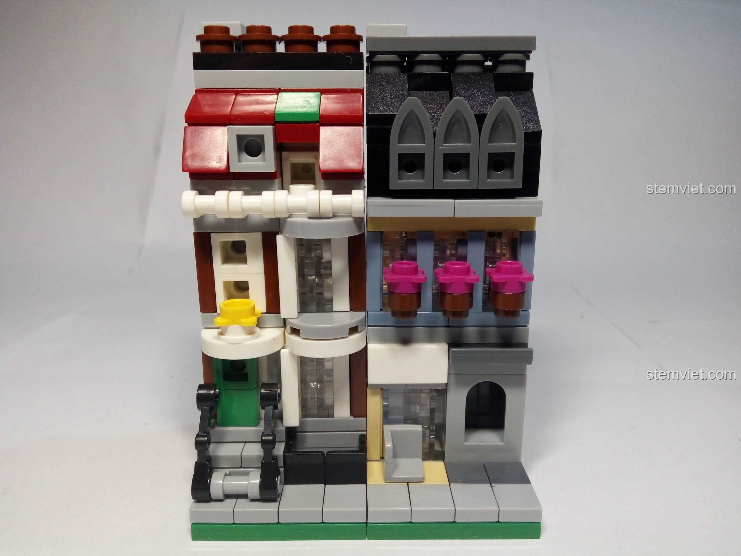 Mặt trước của mô hình JiSi 1116 Cửa hàng thú cưng Mini sau khi hoàn thành, đầy đủ chi tiết kiến trúc.