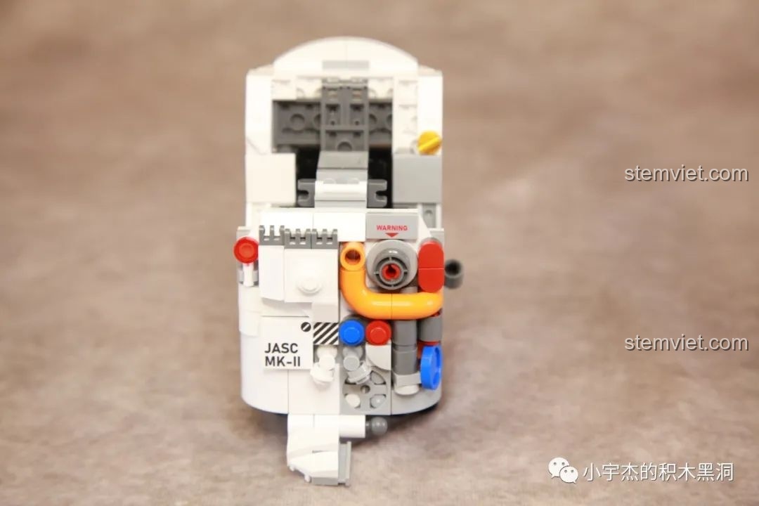 Mặt trước phần thân của Tượng Phi hành gia JK9106 với thiết kế nửa người nửa máy rõ rệt.