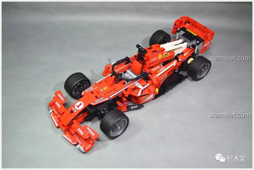 Mặt trước của mô hình Xe Đua Công Thức 1 Ferrari, thiết kế hầm hố và chi tiết.