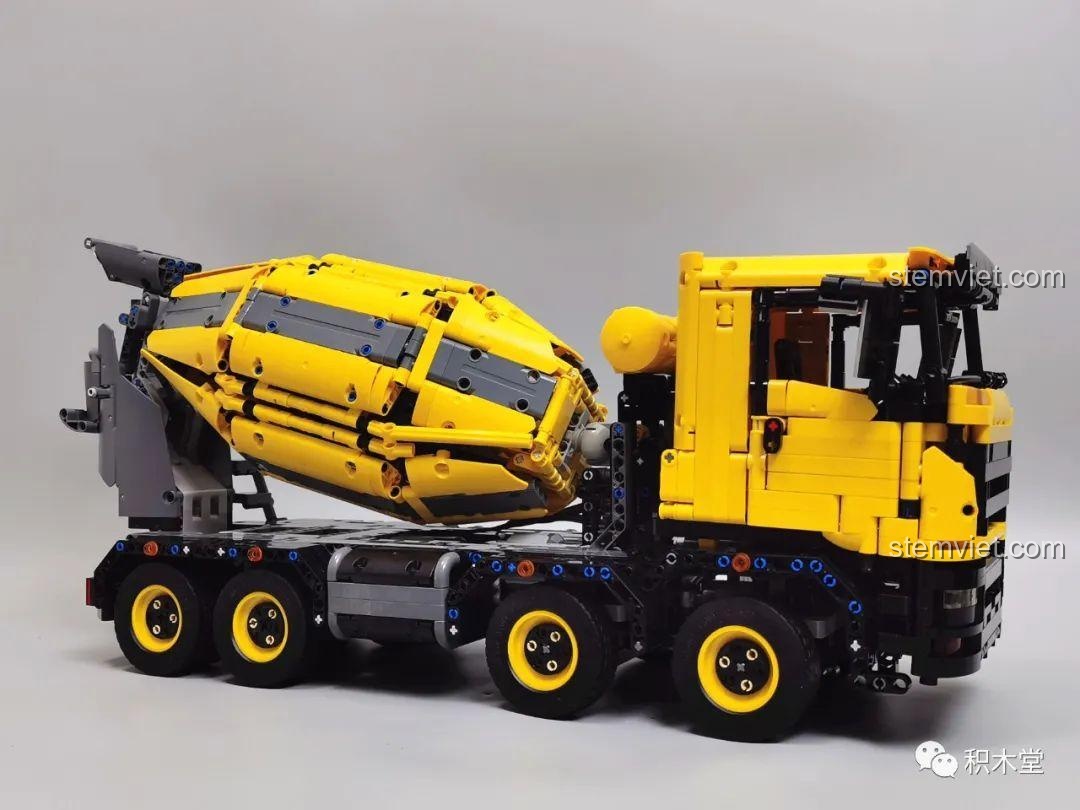 Mặt trước của mô hình Xe Trộn Bê Tông Tycole T4005, thiết kế mạnh mẽ và giống xe thật.