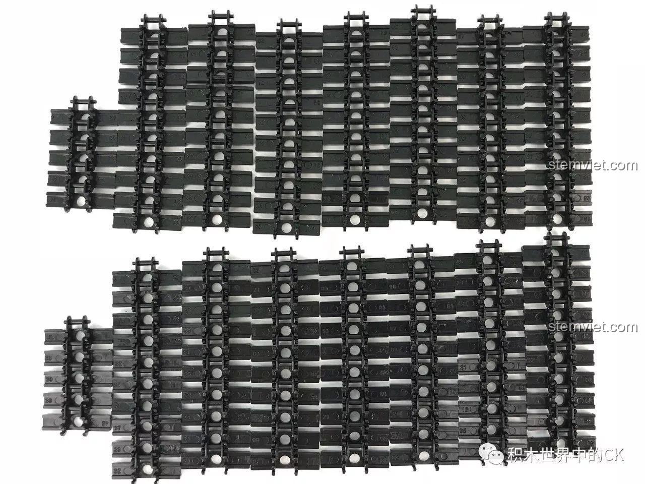 Các mắt xích riêng lẻ để lắp ráp thành dây xích cho xe tăng trong bộ KAZI KY10000.