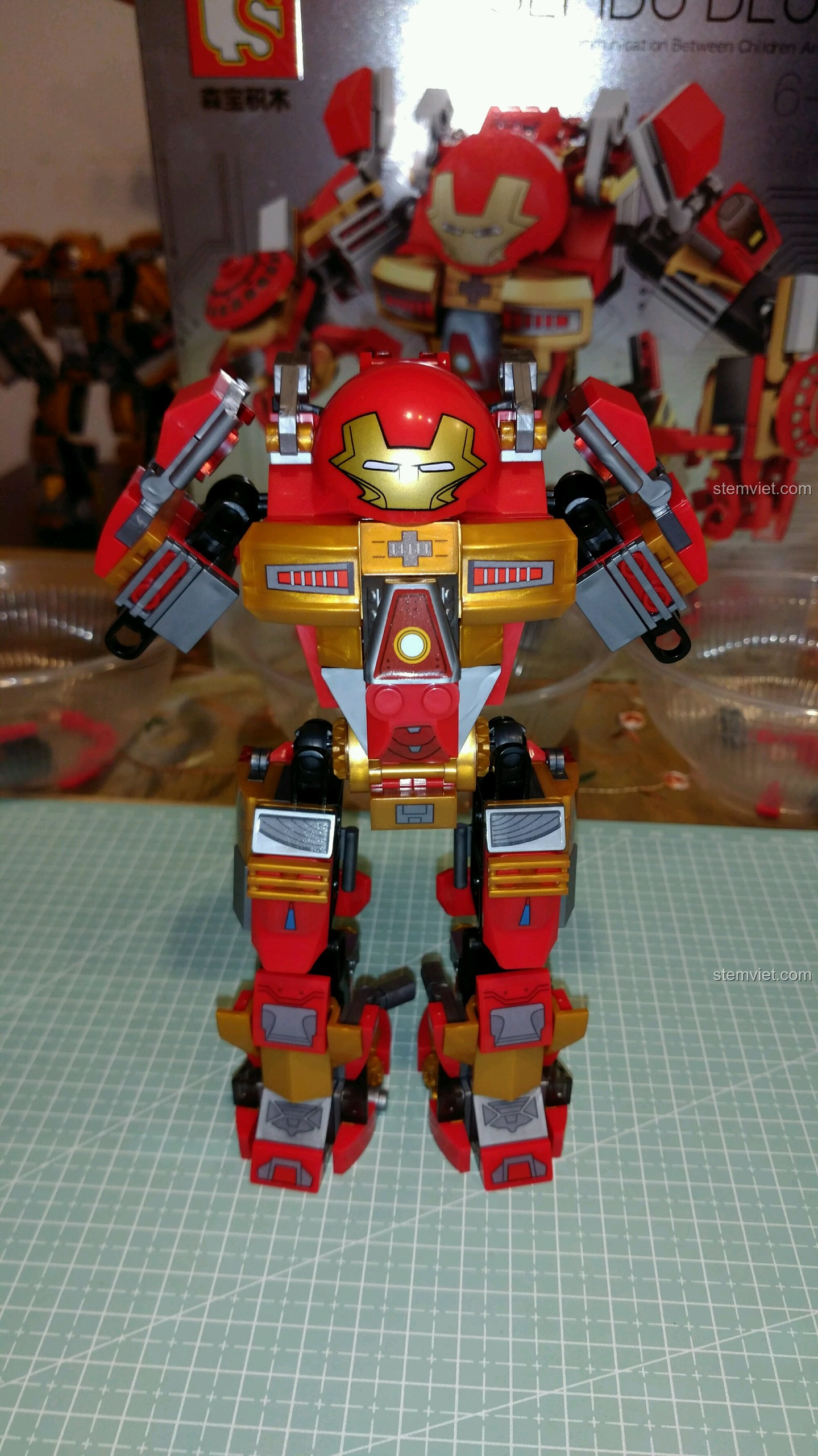 Màu sắc hài hòa của bộ xếp hình Người máy Hulkbuster MK16 cho con trai trên 6 tuổi, bám sát nguyên tác.