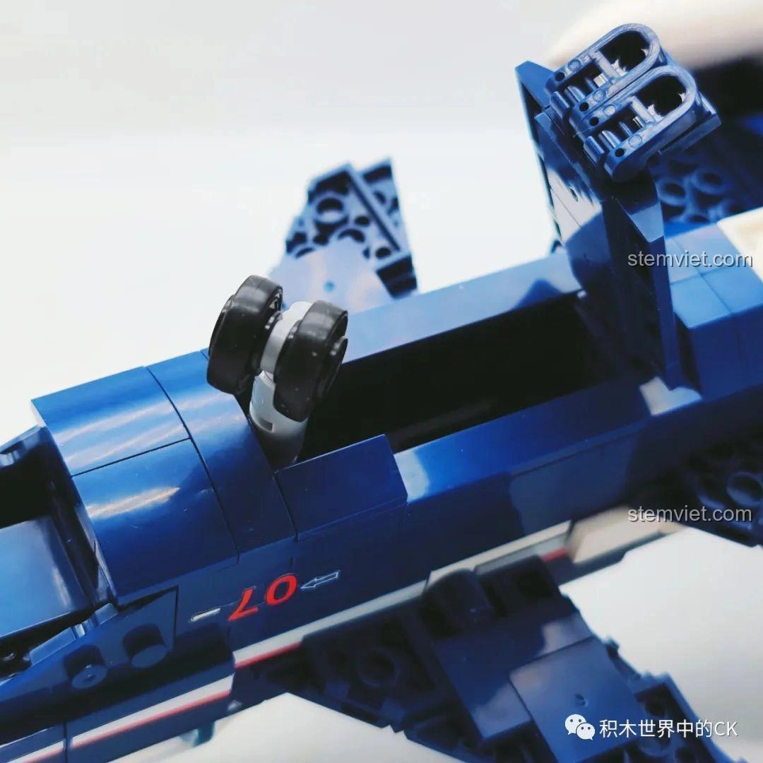 Cận cảnh chân đế trưng bày của mô hình Máy Bay Biểu Diễn J-10 SEMBO 202188, có logo và tên máy bay.