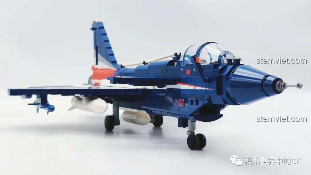 Cận cảnh mũi của mô hình Máy Bay Biểu Diễn J-10 SEMBO 202188, với chi tiết radar và đèn pha.