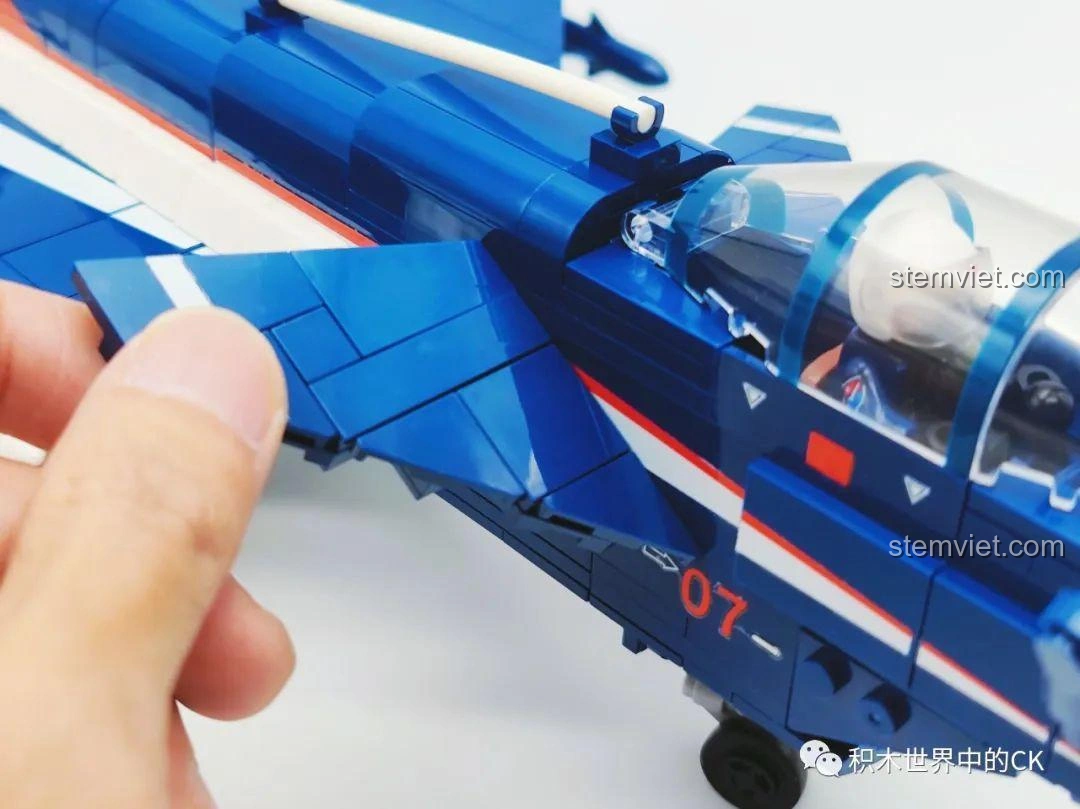 Cận cảnh phần thân trên của mô hình Máy Bay Biểu Diễn J-10 SEMBO 202188, với các chi tiết đường kẻ và biểu tượng.