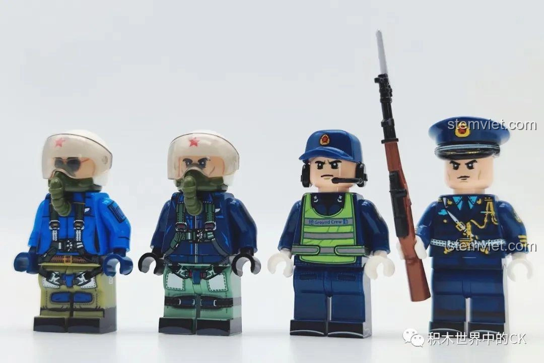 Bốn minifigures phi công và nhân viên mặt đất của bộ đồ chơi lắp ghép Máy Bay Biểu Diễn J-10 SEMBO 202188, nhìn từ phía trước.
