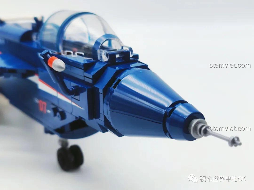 Cận cảnh buồng lái của mô hình Máy Bay Biểu Diễn J-10 SEMBO 202188, với kính chắn gió trong suốt và ghế phi công.