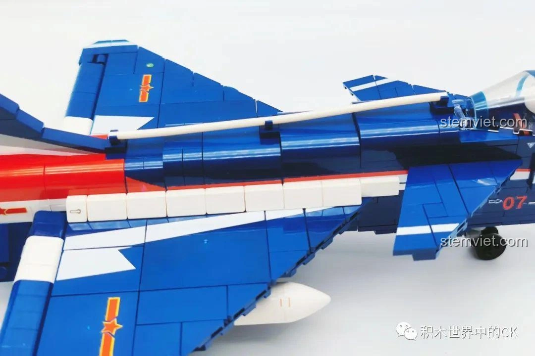 Cận cảnh phần cánh dưới của mô hình Máy Bay Biểu Diễn J-10 SEMBO 202188, với các chi tiết nhỏ và vị trí gắn vũ khí.