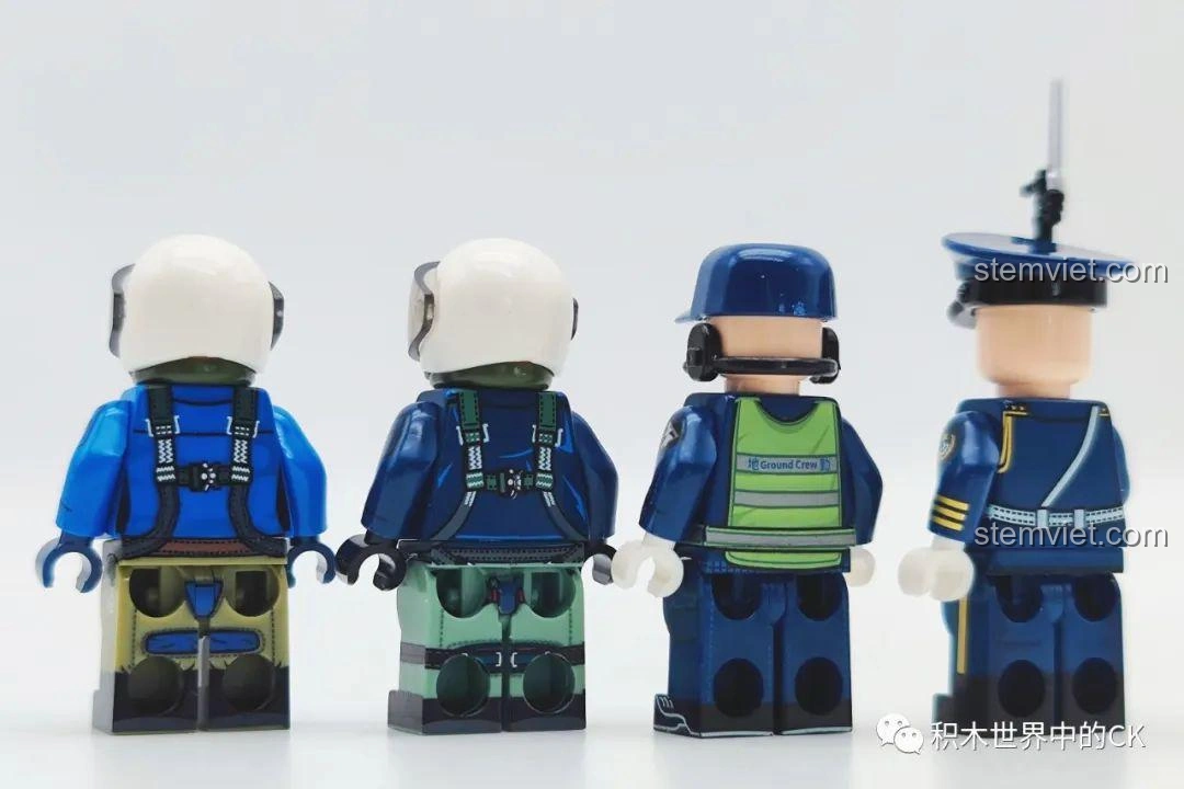 Bốn minifigures phi công và nhân viên mặt đất của bộ đồ chơi lắp ghép Máy Bay Biểu Diễn J-10 SEMBO 202188, nhìn từ phía sau.
