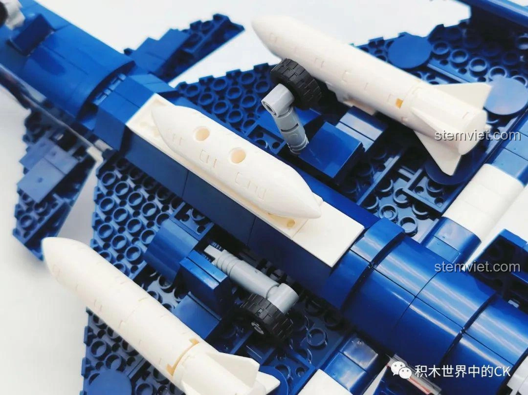 Mô hình Máy Bay Biểu Diễn J-10 SEMBO 202188 đặt trên giá trưng bày, nhìn từ góc chéo, thể hiện sự cân đối.