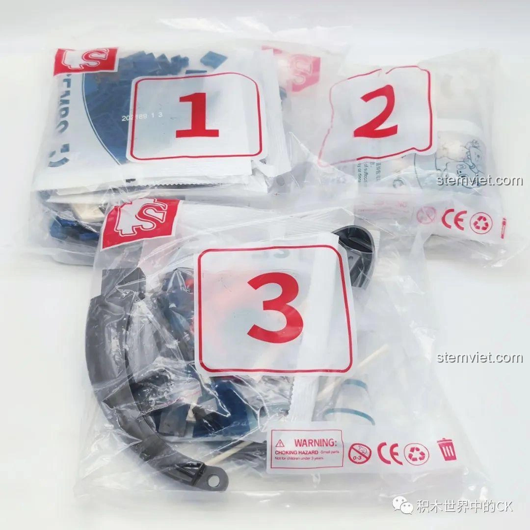 Các túi mảnh ghép được đánh số của bộ đồ chơi lắp ghép Máy Bay Biểu Diễn J-10 SEMBO 202188, giúp phân loại dễ dàng.