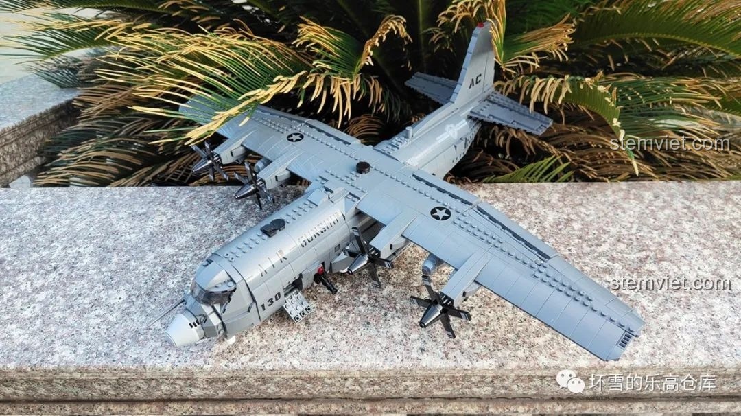 Mô hình Máy bay Pháo hạm AC-130 XB06023 hoàn chỉnh được trưng bày trên nền cây xanh.