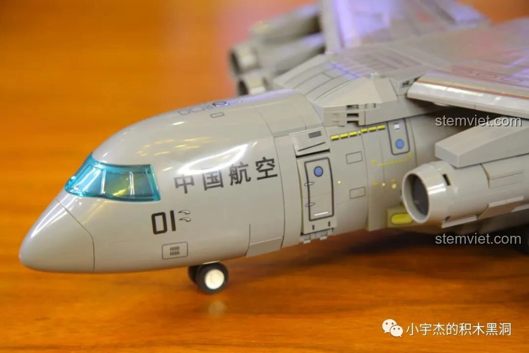Mô hình máy bay vận tải quân sự Vận-20 SEMBO 202130 nhìn từ phía trước với cửa khoang mở