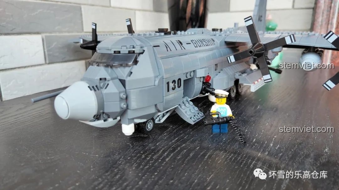 Mô hình AC-130 Gunship hoàn chỉnh với một minifigure xạ thủ đang cầm súng Gatling.