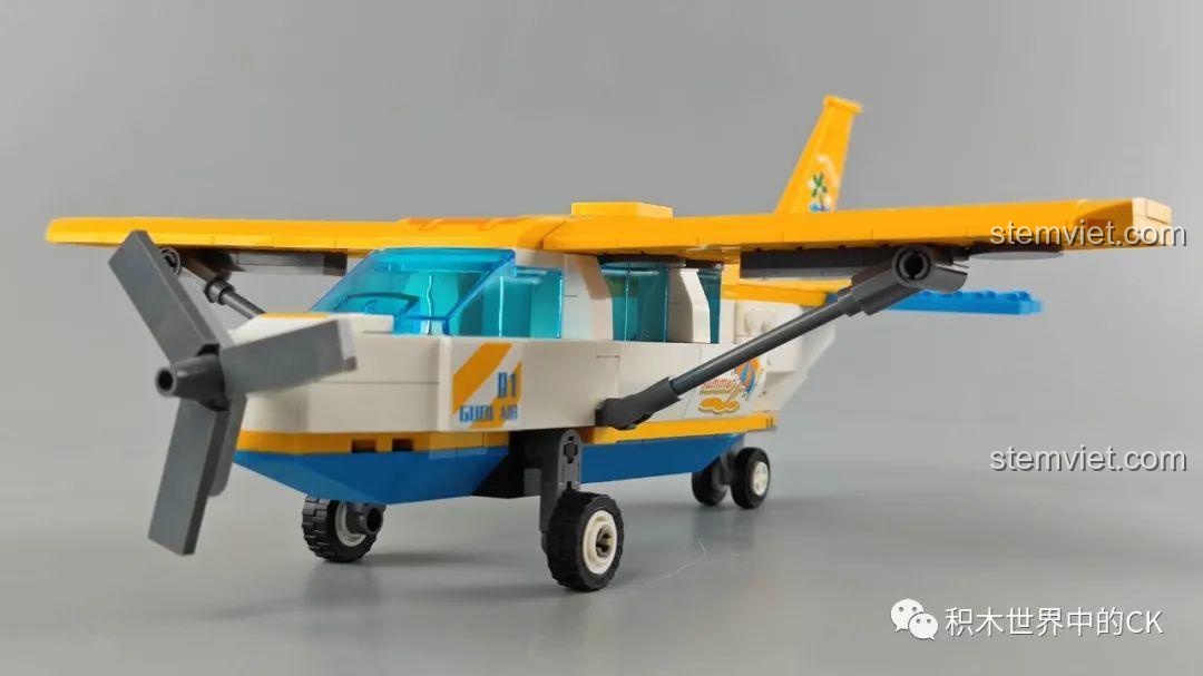 Mô hình máy bay tham quan Yakai GUDI 10501 hoàn chỉnh, nhìn từ góc nghiêng, với cánh màu vàng và thân trắng xanh.