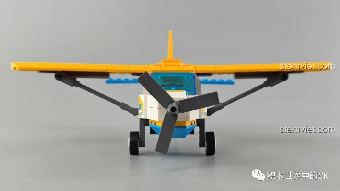 Mô hình máy bay tham quan Yakai GUDI 10501 hoàn chỉnh, nhìn từ phía trước, với cánh quạt lớn và kính buồng lái màu xanh trong suốt.