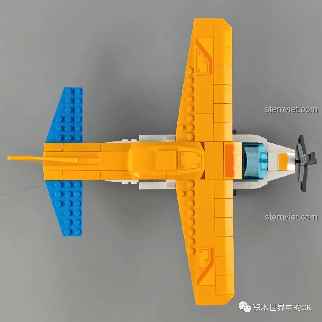 Mô hình máy bay tham quan Yakai GUDI 10501 hoàn chỉnh, nhìn từ trên xuống, hiển thị thiết kế cánh và thân máy bay.