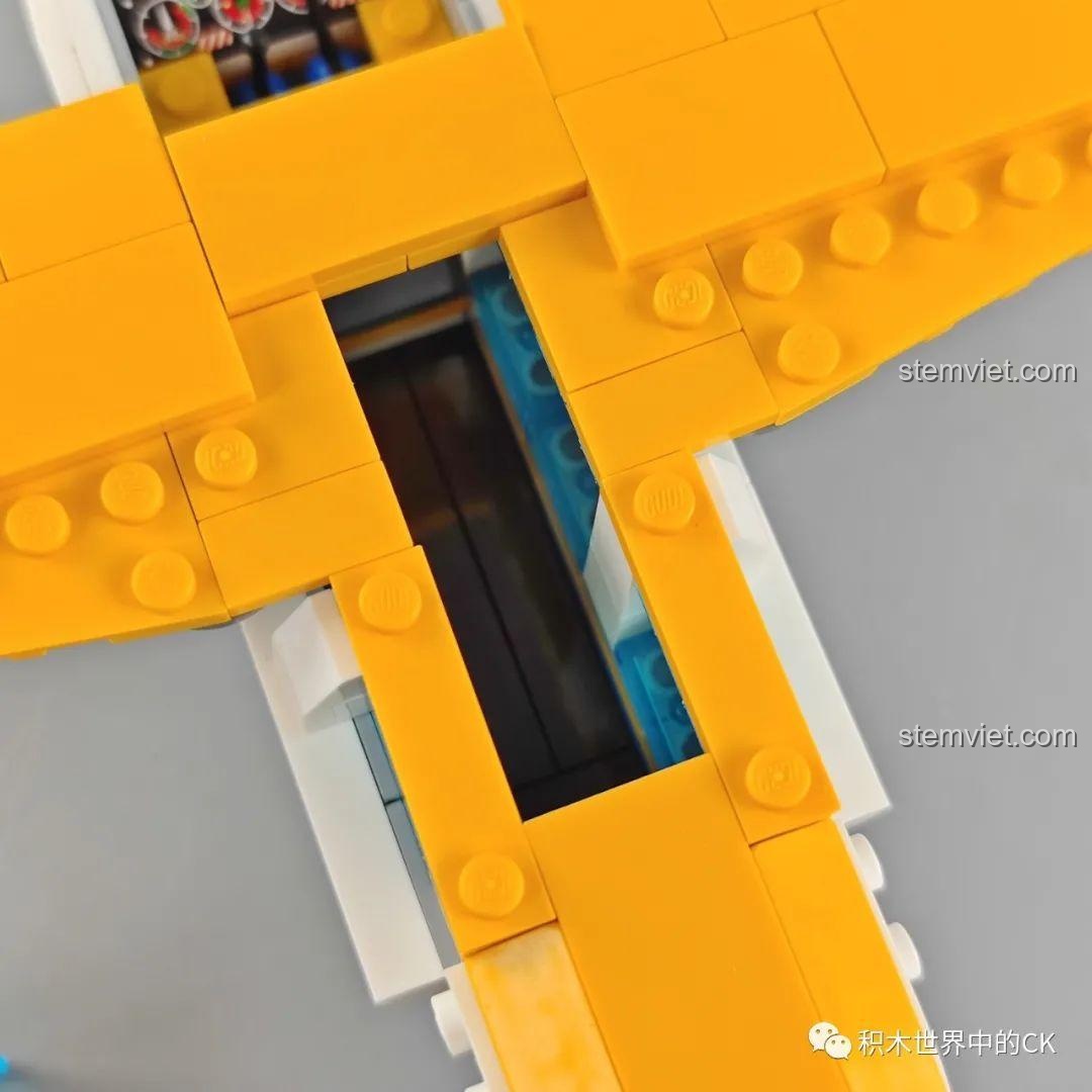 Toàn bộ bộ lắp ráp GUDI 10501 Máy bay tham quan Yakai hoàn chỉnh, bao gồm máy bay, xe điện sân golf, biển chào mừng và hai nhân vật minifigure.