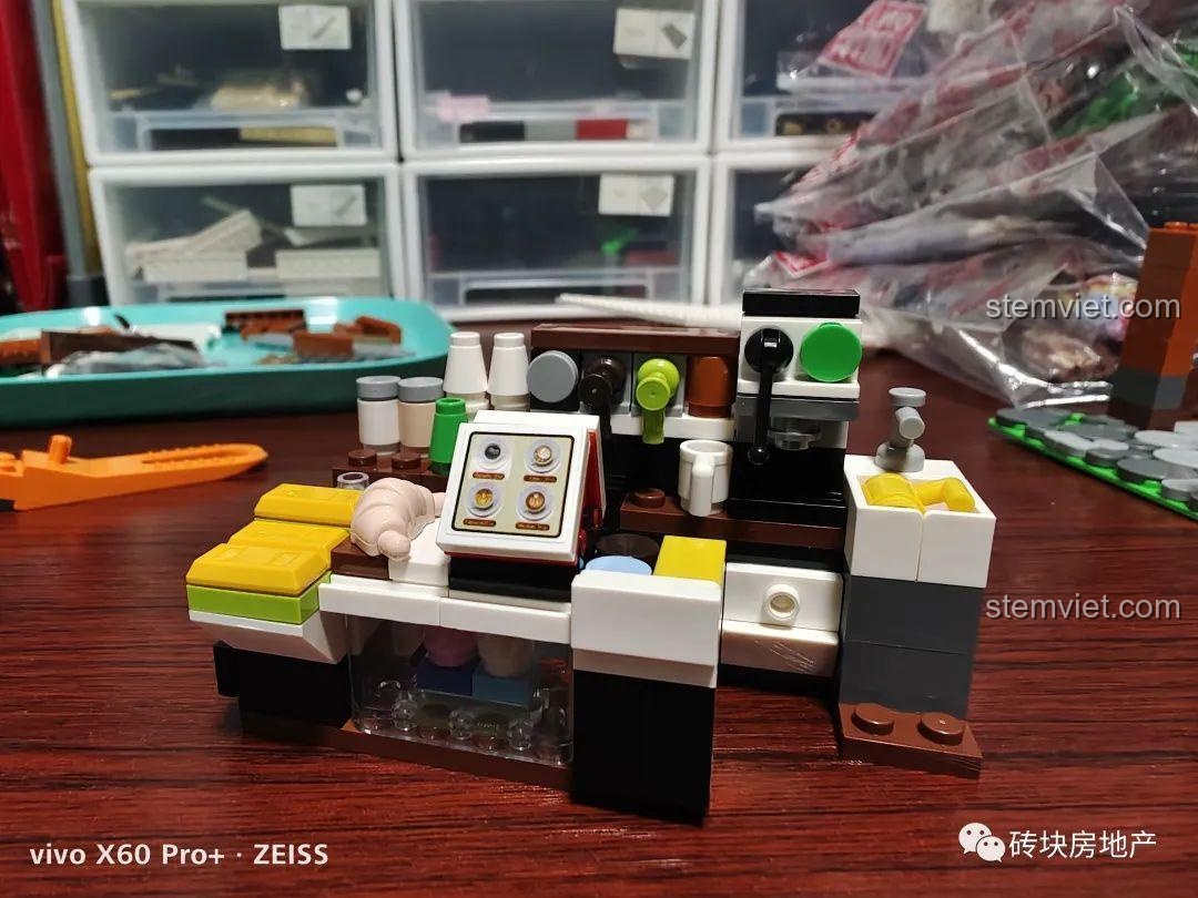 Cận cảnh mô hình máy pha cà phê và quầy bar chi tiết trong bộ Mould King 16004.