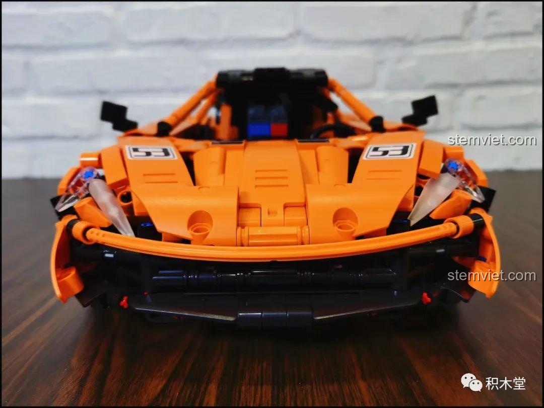 Mô hình Happy Build YC-QC004 McLaren P1 đang chạy, nhìn từ phía sau, khoe trọn đuôi xe hầm hố và đèn hậu, trong video động.