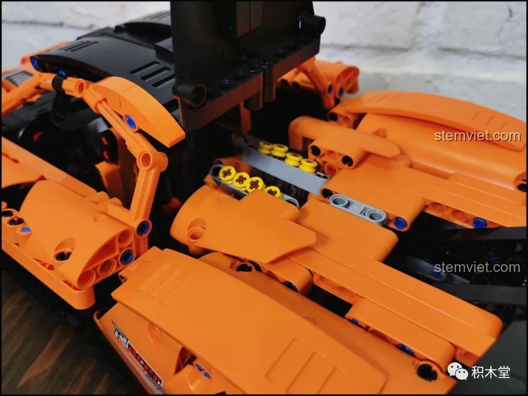 Mô hình Happy Build YC-QC004 McLaren P1 với cửa cánh bướm mở rộng, thể hiện tính năng đặc trưng và khả năng tương tác của mô hình.