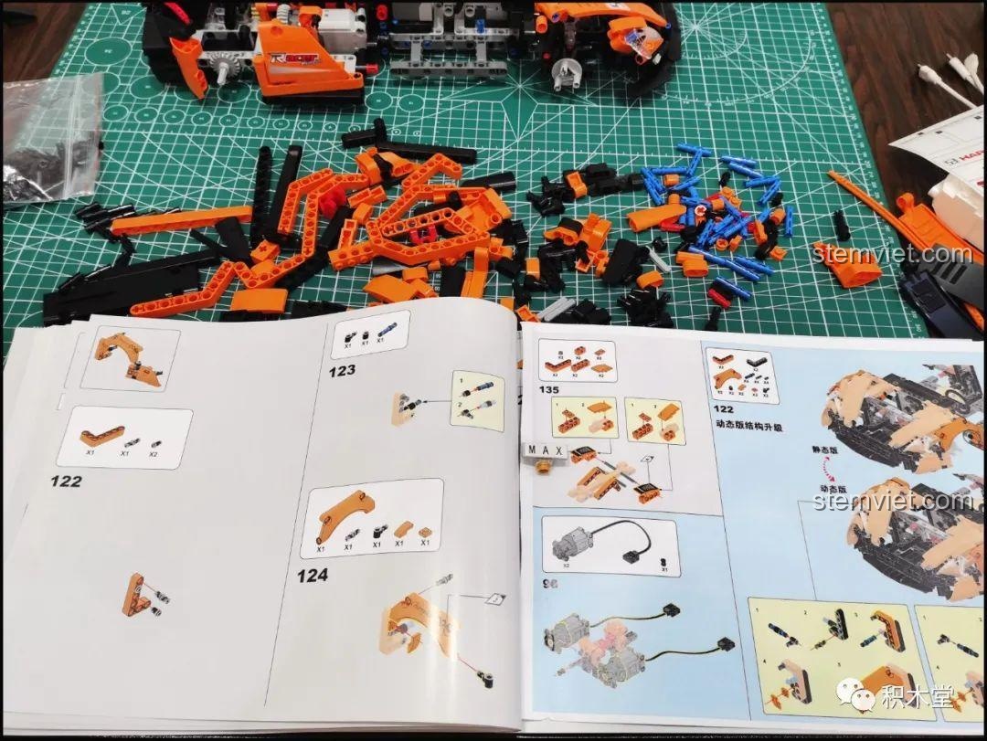 Cận cảnh vẻ đẹp bên hông mô hình Happy Build YC-QC004 McLaren P1 đã hoàn thành, từ cửa xe đến vành bánh xe, thể hiện chi tiết lắp ráp.