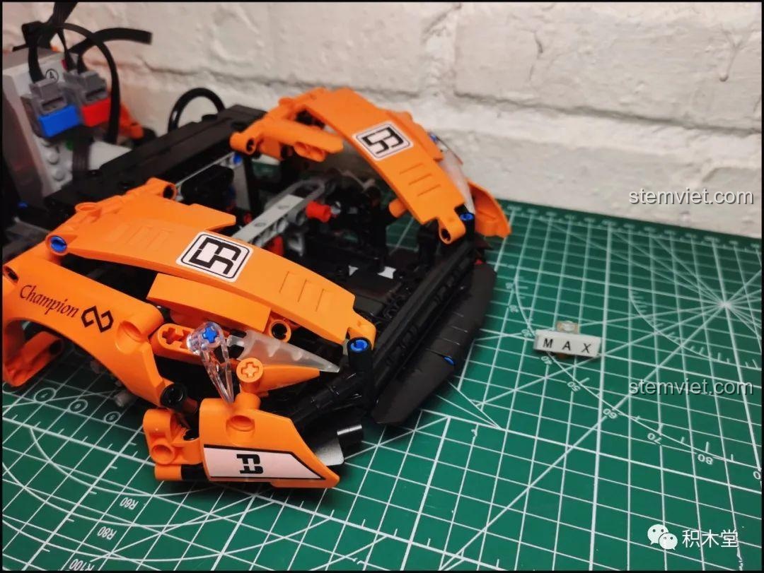 Mô hình Happy Build YC-QC004 Siêu xe McLaren P1 đã hoàn thành, nhìn từ phía sau, nổi bật với cánh gió và đèn hậu, trong bài review chi tiết.