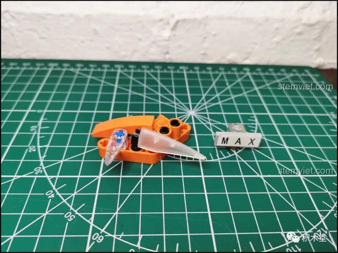 Mô hình Happy Build YC-QC004 Siêu xe McLaren P1 đã hoàn thành, nhìn từ góc nghiêng, khoe trọn đường nét thiết kế khí động học và màu sắc nổi bật.