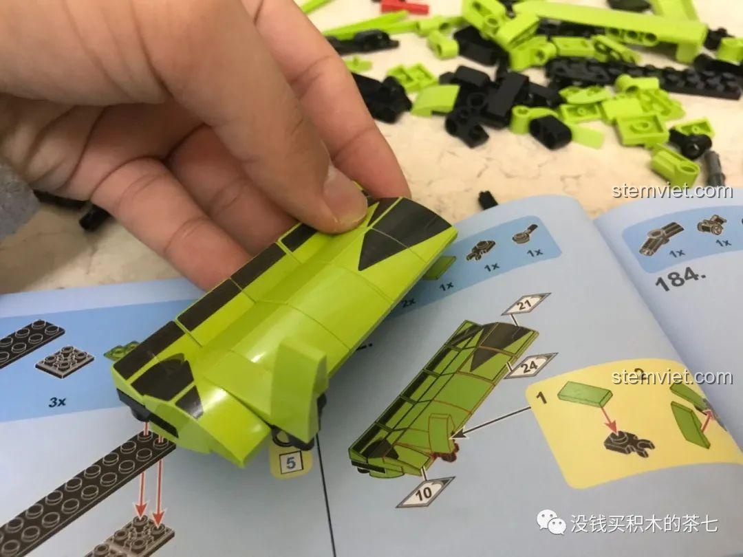 Cửa xe của đồ chơi xây dựng Mô hình siêu xe Lamborghini Sián Meiji Blocks 8600 đã hình thành, với cơ chế mở độc đáo, phù hợp bé trai 6 tuổi, giá tốt