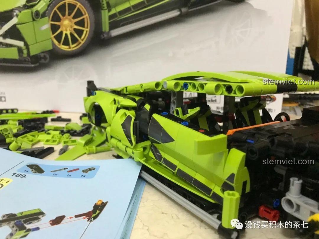 Cửa xe bộ lắp ráp Lamborghini Sián FKP 37 Meiji Blocks 8600 đang được lắp ráp, thể hiện cơ chế mở lên, phù hợp bé trai 6 tuổi, đáng tiền