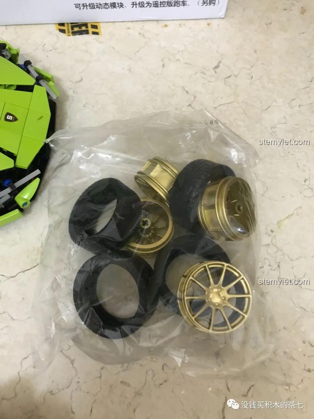 Bắt đầu lắp ráp bánh xe của đồ chơi xây dựng Mô hình siêu xe Lamborghini Sián Meiji Blocks 8600, phù hợp bé trai 6 tuổi, giá tốt