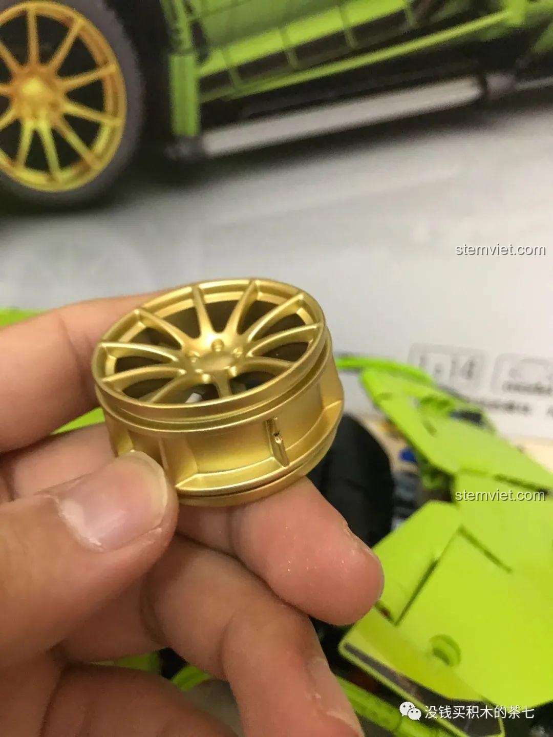 Bánh xe mạ vàng của đồ chơi mô hình Lamborghini Sián FKP 37 Meiji Blocks 8600, chi tiết cao cấp, phù hợp bé trai 6 tuổi, giá tiết kiệm