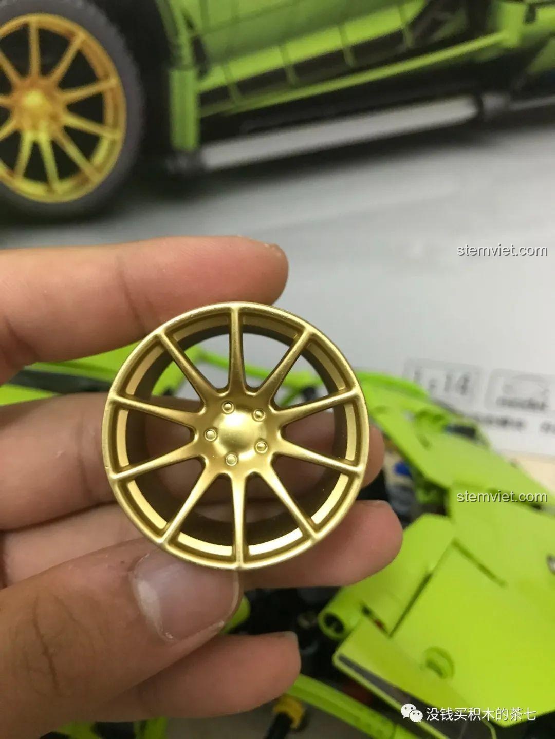 Cận cảnh bánh xe mạ vàng của bộ khối lắp ghép Siêu xe Lamborghini Sián FKP 37 Meiji Blocks 8600, phù hợp bé trai 6 tuổi, chất lượng cao