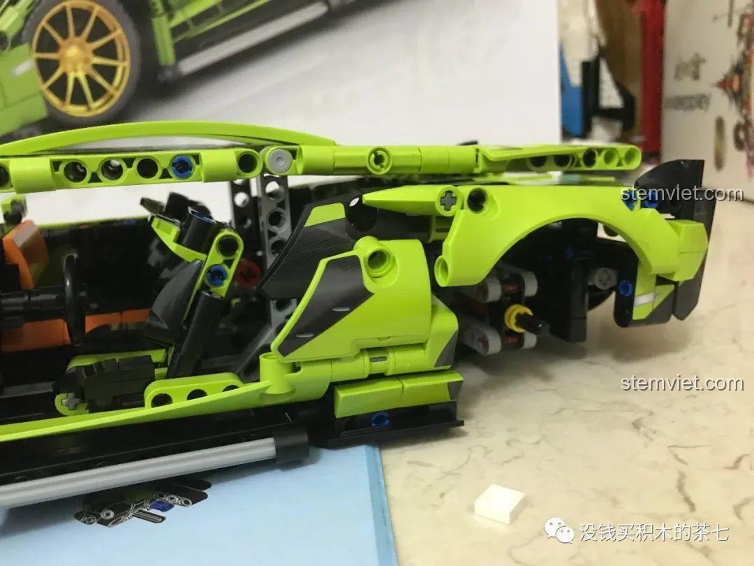 Phần vỏ ngoài phía sau và chắn bùn của đồ chơi xây dựng Mô hình siêu xe Lamborghini Sián Meiji Blocks 8600 đang được lắp ráp, phù hợp bé trai 6 tuổi, giá tốt