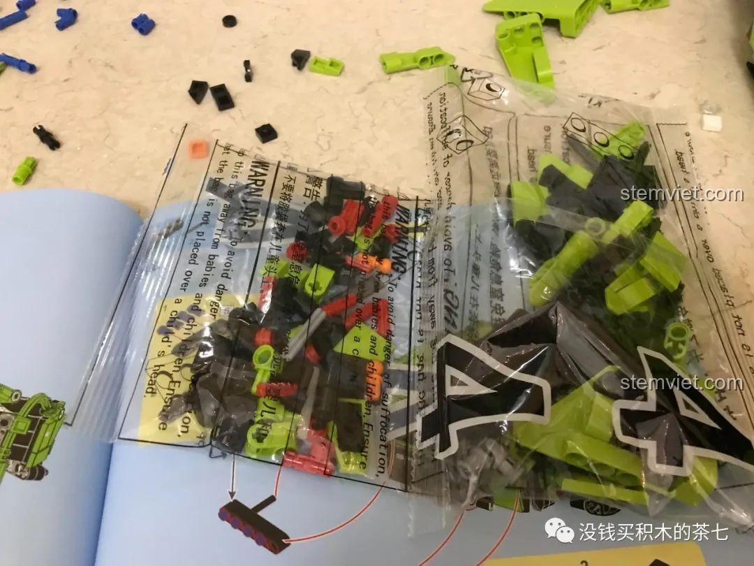 Hoàn thiện phần đuôi xe và đèn hậu của đồ chơi xây dựng Mô hình siêu xe Lamborghini Sián Meiji Blocks 8600, phù hợp bé trai 6 tuổi, giá tốt