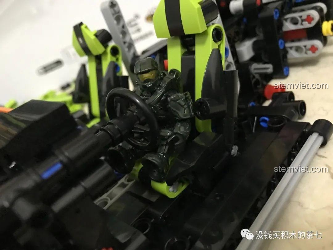 Ghế ngồi và vô lăng của bộ lắp ráp Lamborghini Sián FKP 37 Meiji Blocks 8600 đã được lắp vào khung xe, phù hợp bé trai 6 tuổi, đáng tiền