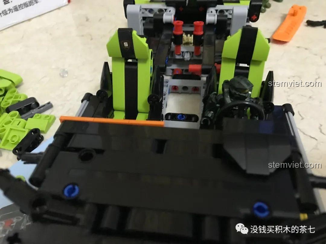 Minifigure ngồi trong buồng lái đồ chơi mô hình Lamborghini Sián FKP 37 Meiji Blocks 8600, thể hiện không gian nội thất, phù hợp bé trai 6 tuổi, giá tiết kiệm