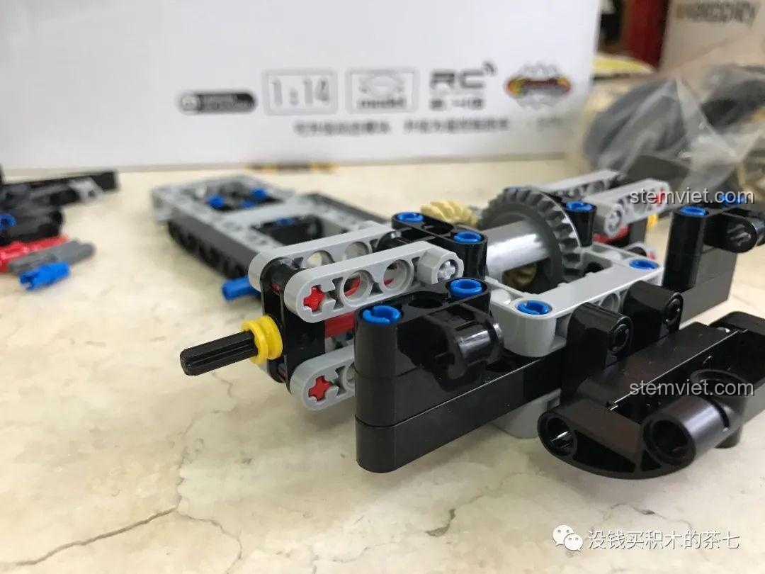 Tiến độ lắp ráp khung gầm đồ chơi xây dựng Mô hình siêu xe Lamborghini Sián Meiji Blocks 8600, thể hiện sự phức tạp của hệ thống truyền động, phù hợp bé trai 6 tuổi, giá tốt