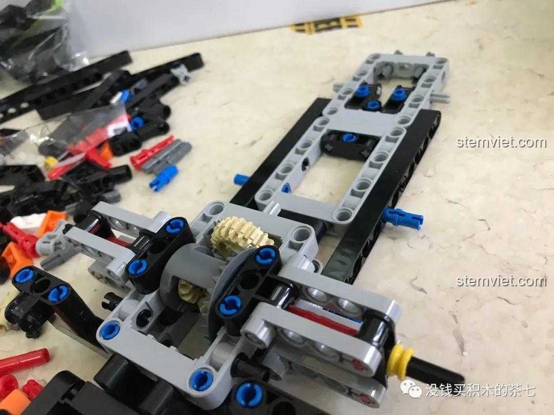 Khung gầm đang được lắp ráp của bộ lắp ráp Lamborghini Sián FKP 37 Meiji Blocks 8600, cho thấy các chi tiết kỹ thuật, phù hợp bé trai 6 tuổi, đáng tiền