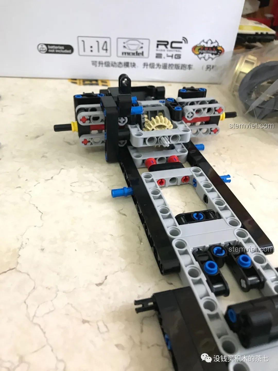 Cận cảnh khung gầm đồ chơi mô hình Lamborghini Sián FKP 37 Meiji Blocks 8600 trong quá trình lắp ráp, thể hiện độ chi tiết cao, phù hợp bé trai 6 tuổi, giá tiết kiệm