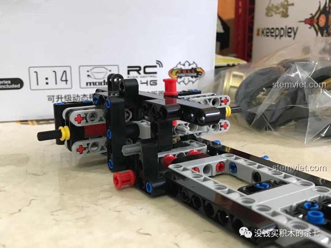 Khung gầm bộ khối lắp ghép Siêu xe Lamborghini Sián FKP 37 Meiji Blocks 8600 gần hoàn thiện, cho thấy cấu trúc chắc chắn, phù hợp bé trai 6 tuổi, chất lượng cao