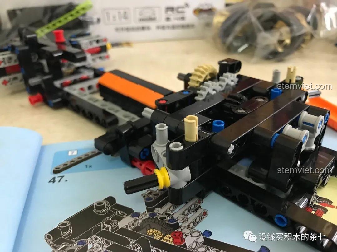 Phần đuôi xe Lamborghini Sián FKP 37 Meiji Blocks 8600 đang được lắp ráp, chi tiết động cơ và hệ thống treo, phù hợp bé trai 6 tuổi, giá tốt