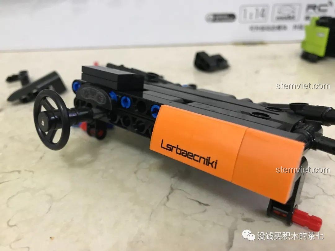 Nội thất bộ khối lắp ghép Siêu xe Lamborghini Sián FKP 37 Meiji Blocks 8600 đang dần hoàn thiện, ghế ngồi và bảng điều khiển, phù hợp bé trai 6 tuổi, chất lượng cao