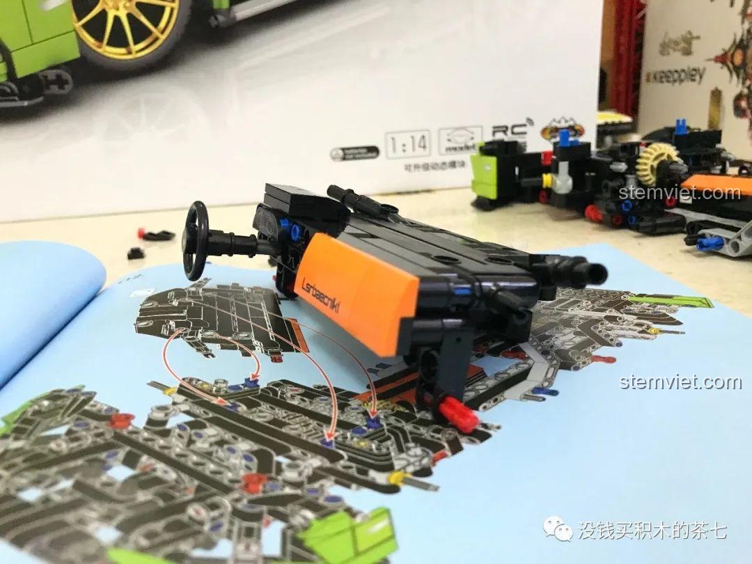 Cận cảnh nội thất bộ lắp ráp Lamborghini Sián FKP 37 Meiji Blocks 8600, các chi tiết nhỏ được lắp đặt cẩn thận, phù hợp bé trai 6 tuổi, đáng tiền