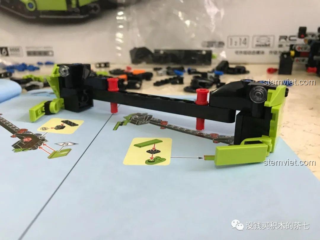 Phần đầu xe đồ chơi xây dựng Mô hình siêu xe Lamborghini Sián Meiji Blocks 8600 đang được lắp ráp, thể hiện đường nét thiết kế, phù hợp bé trai 6 tuổi, giá tốt