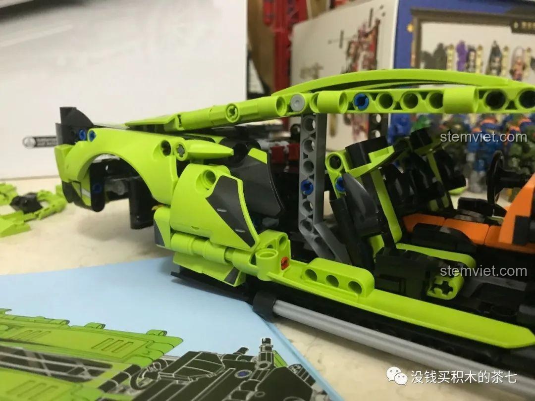 Vỏ ngoài của bộ khối lắp ghép Siêu xe Lamborghini Sián FKP 37 Meiji Blocks 8600 đang được lắp ráp, tạo hình dáng khí động học, phù hợp bé trai 6 tuổi, chất lượng cao