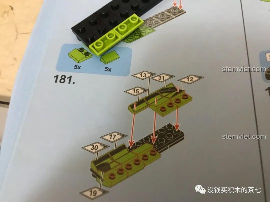 Phần đuôi xe đồ chơi mô hình Lamborghini Sián FKP 37 Meiji Blocks 8600 đang được hoàn thiện, với các chi tiết đèn hậu, phù hợp bé trai 6 tuổi, giá tiết kiệm