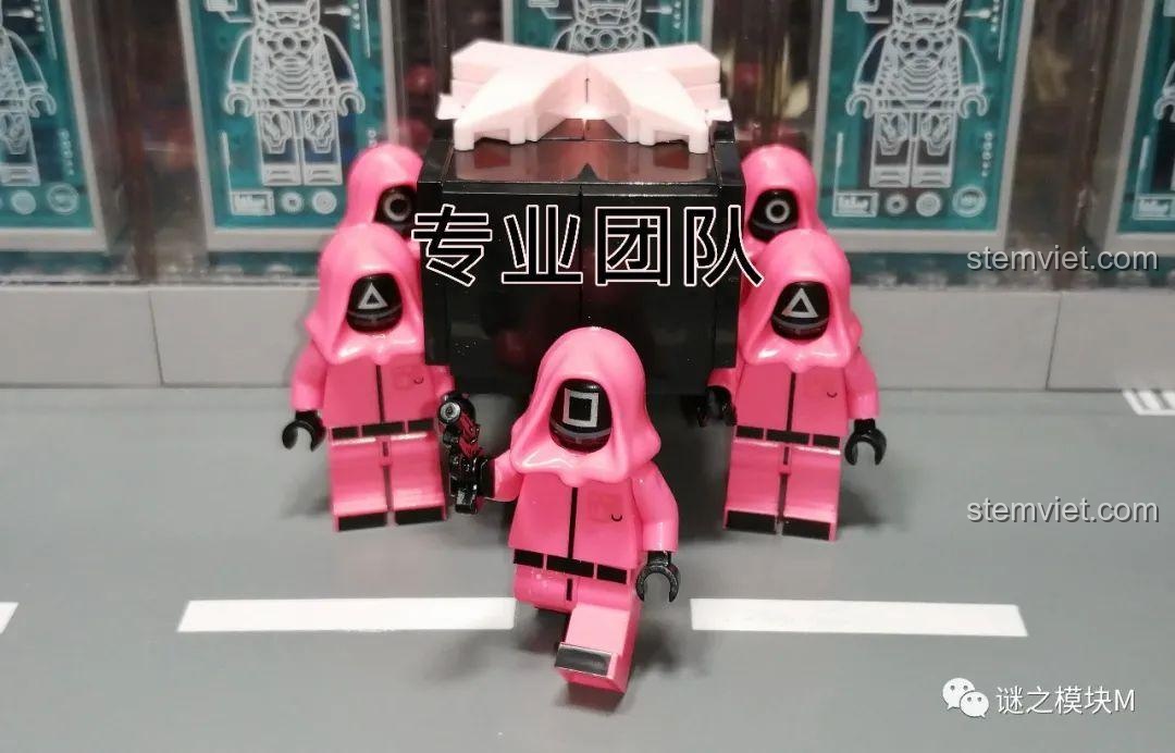 Các minifigure lính gác Squid Game được sắp xếp xung quanh mô hình quan tài, tái hiện meme 'đội khiêng hòm'.