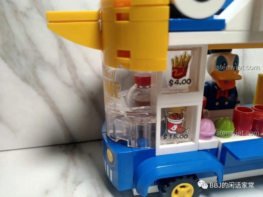 Cận cảnh menu đồ ăn trên xe với hình khoai tây chiên và đùi gà rán được dán sticker.